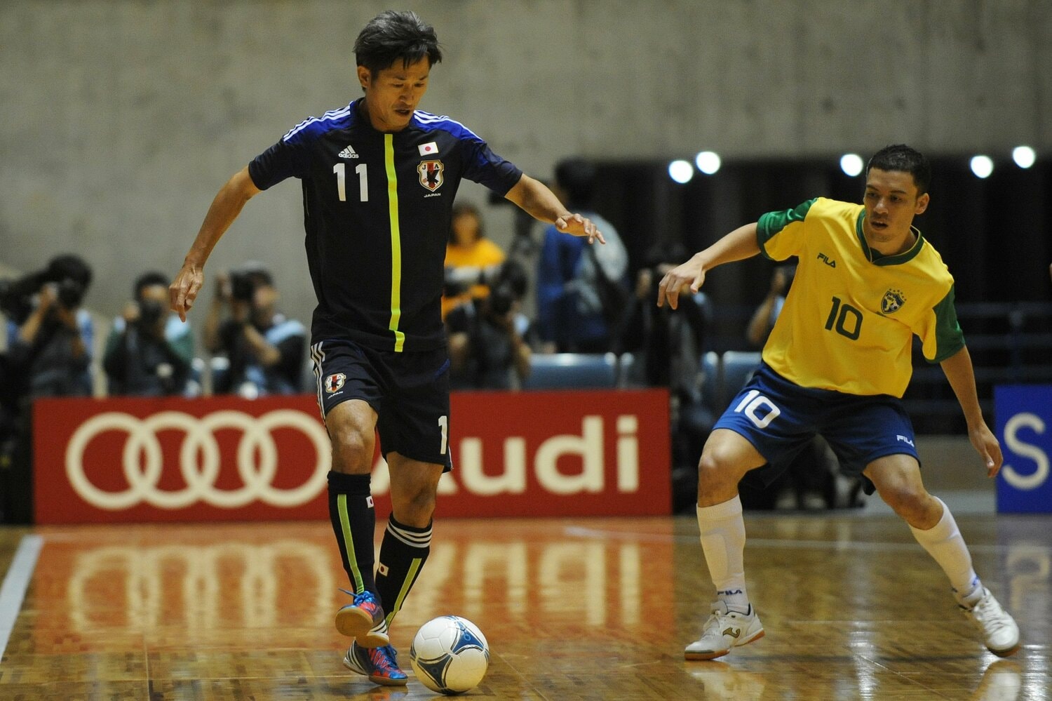フットサル日本代表としてプレーする三浦知良（2012年）　©Masashi Hara
