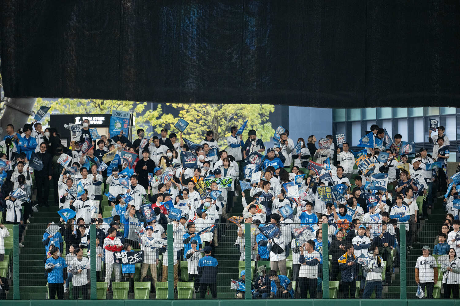 壁がなく空調を効かせられないベルーナドームはどうしても夏は暑く冬は寒くなる　©Nanae Suzuk