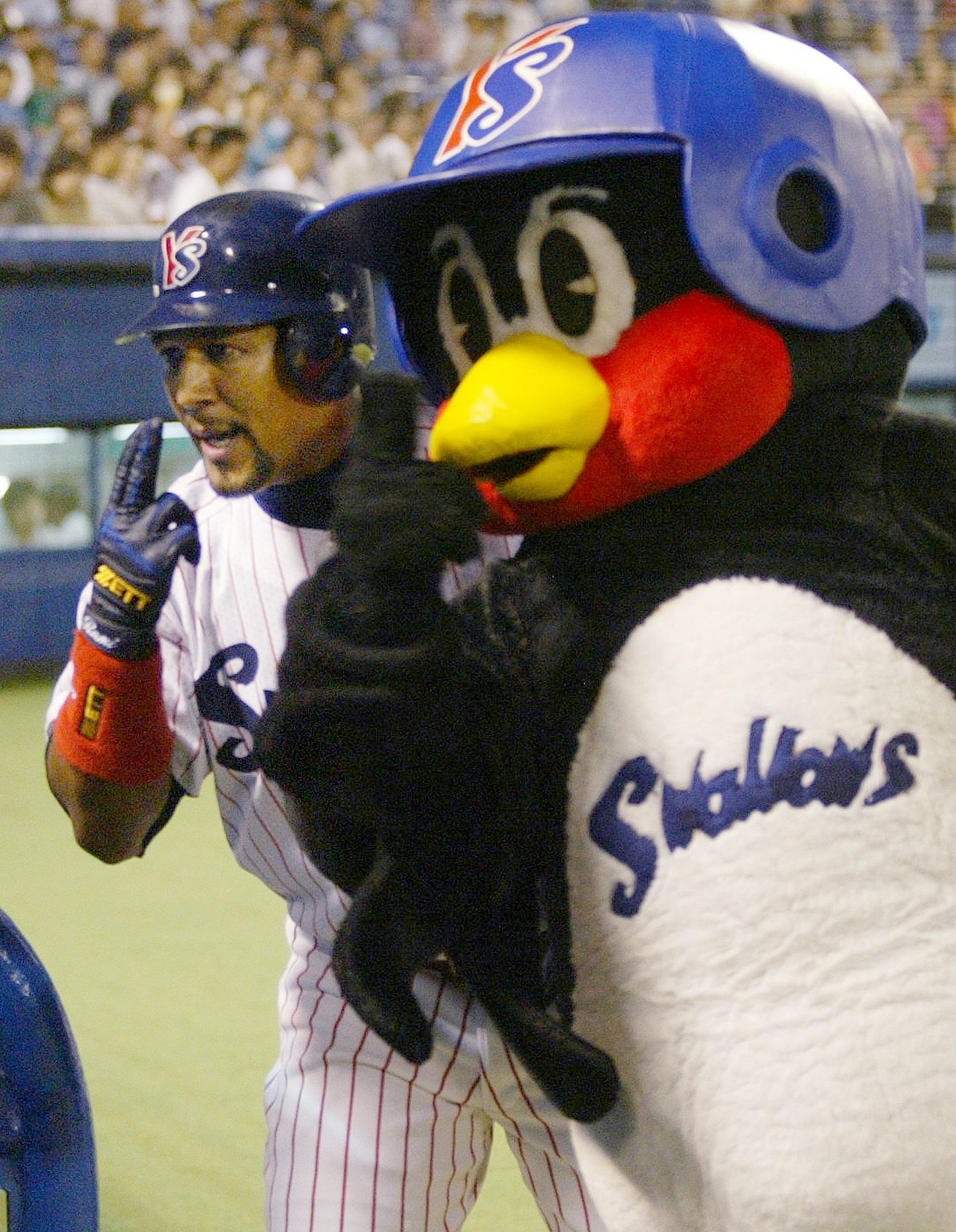 ヤクルト時代のラミレスとつば九郎　©JIJI PRESS