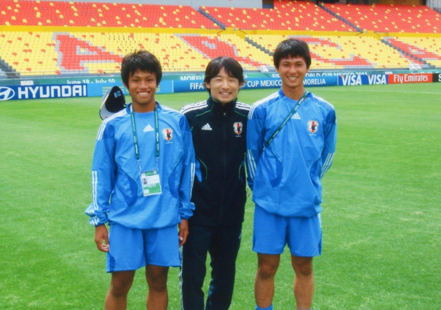 菊原コーチと笑顔で写真に収まる南野拓実（右）と石毛秀樹（写真：本人提供）