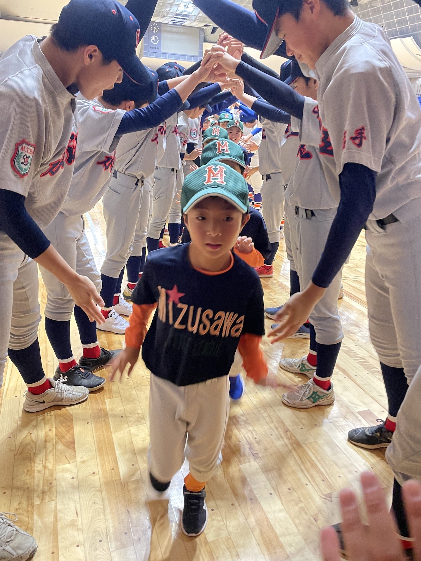 イベント終了後には高校生がアーチをつくって、小学生をお見送り　©︎Ayako Oikawa