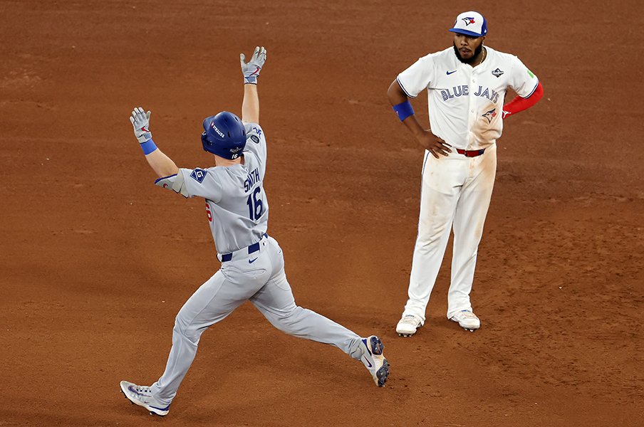 じつは「ドジャース26－34ブルージェイズ」打率もOPSも防御率も劣るのに…WS連覇の2大要因「山本由伸ら先発陣の緊急出動」、打撃は？＜Number Web＞ photograph by Patrick Smith/Getty Images