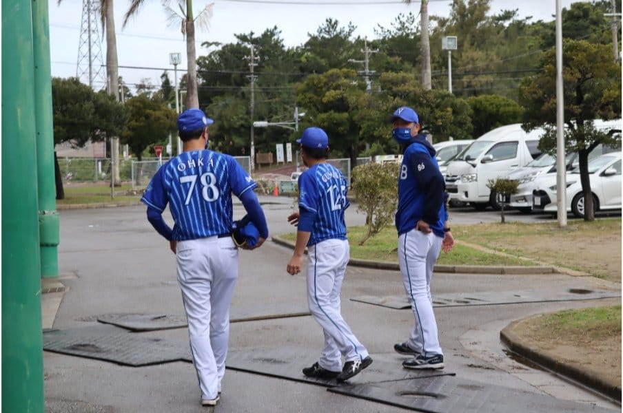 大家コーチ（78番）は投手陣整備に奔走していた©Kou Hiroo