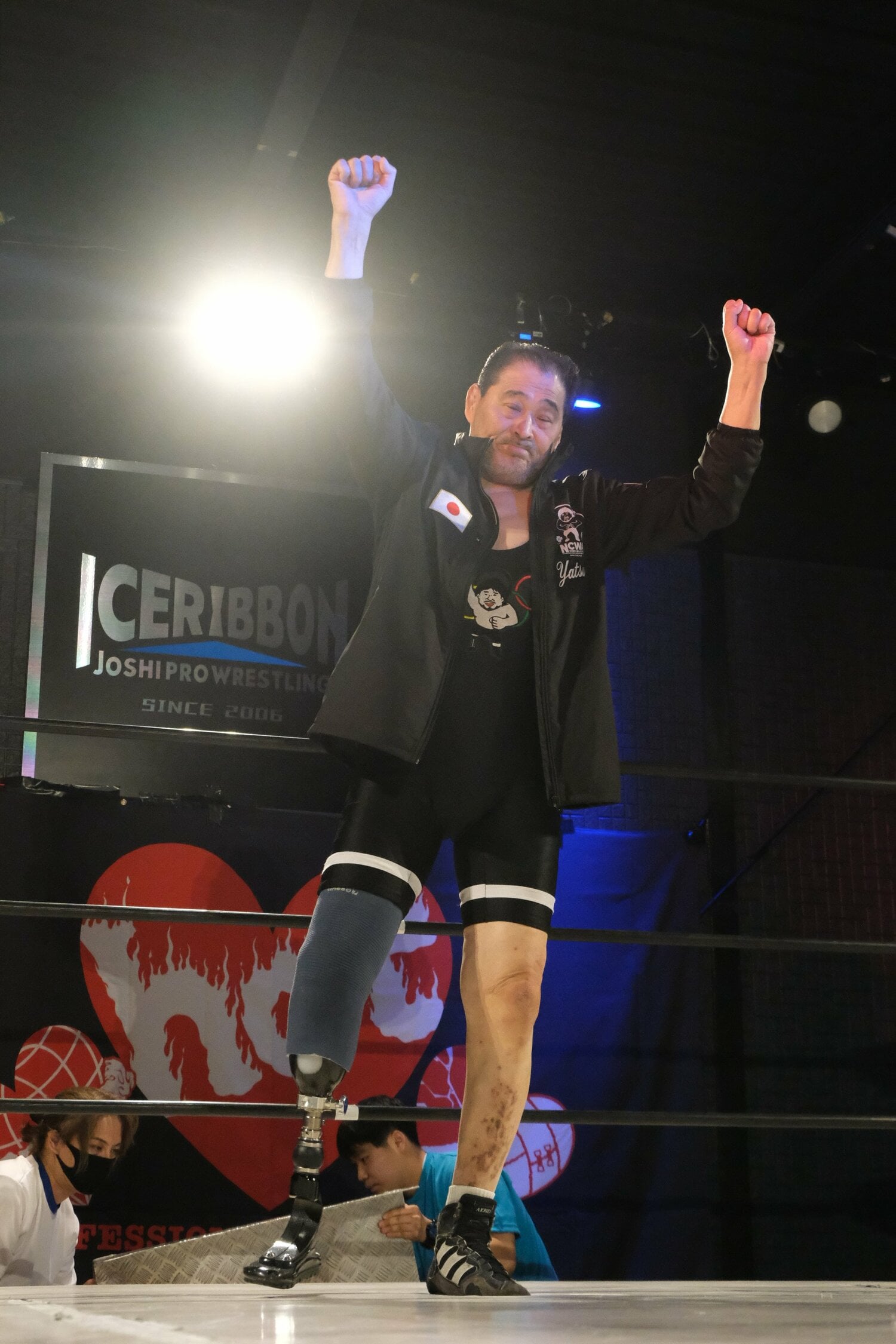 リングインすると両拳を掲げた　©Norihiro Hashimoto