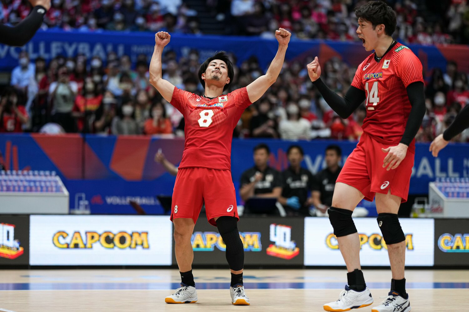 主将の石川祐希（右）とコートでガッツポーズを見せるセッター関田誠大　©︎AFLO SPORT