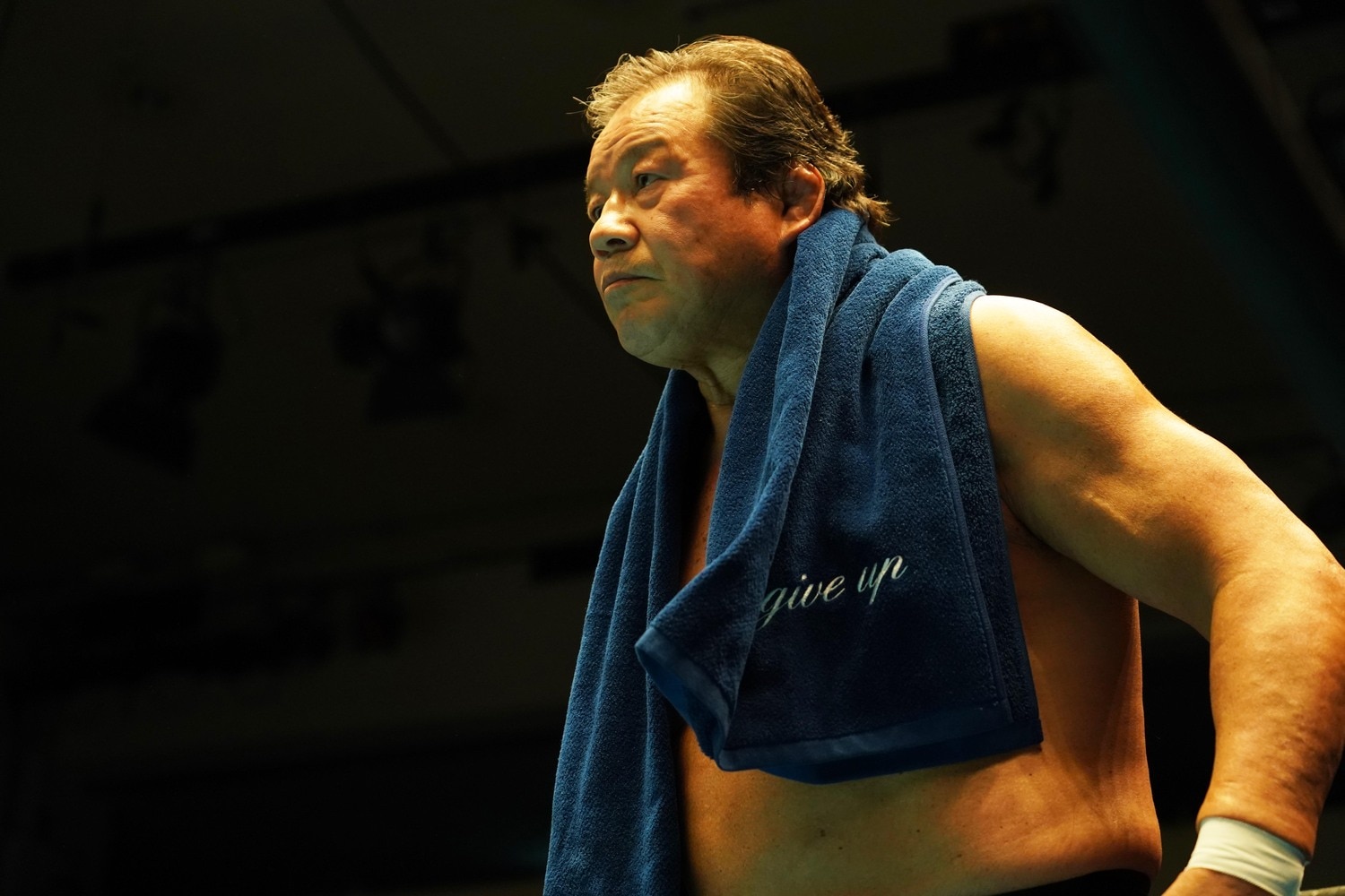 紺色のタオルは猪木も愛用していた。「never give up」の文字が見える