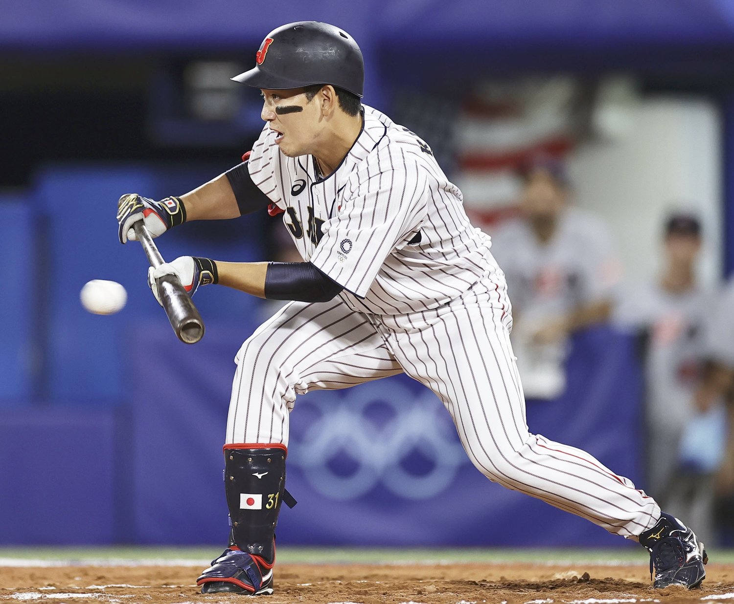 アメリカとの準々決勝。延長10回に「代打送りバント」を決めた栗原　©KYODO