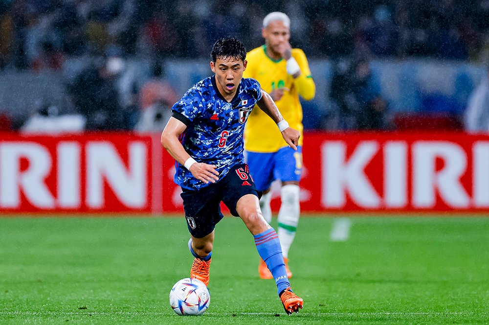 今や「ブンデスのデュエル王」となった遠藤はこの日も安定していた　©Kiichi Matsumoto/JMPA