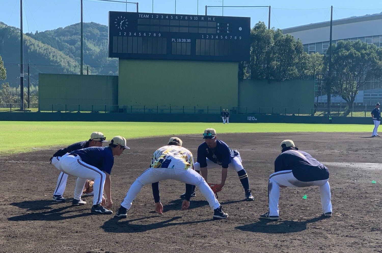 秋季キャンプで股割りトレーニングに挑む野手陣　©︎Noriko Yonemushi