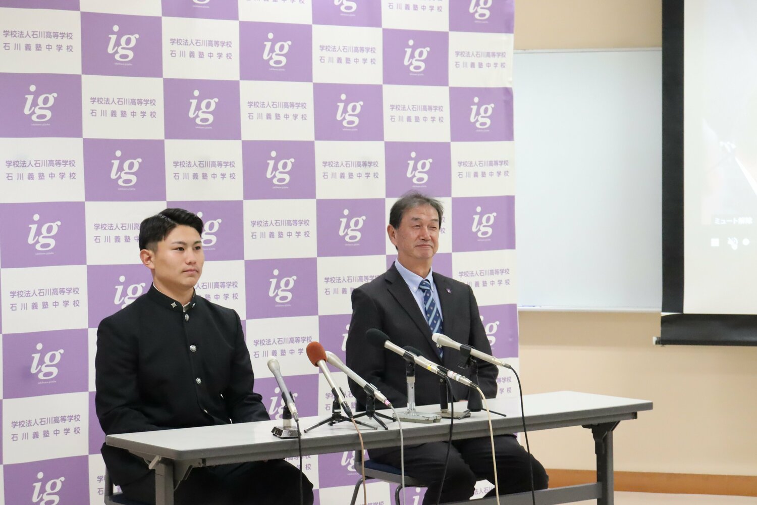 楽天から4位指名され、会見に臨む大栄と佐々木監督 ©︎Genki Taguchi