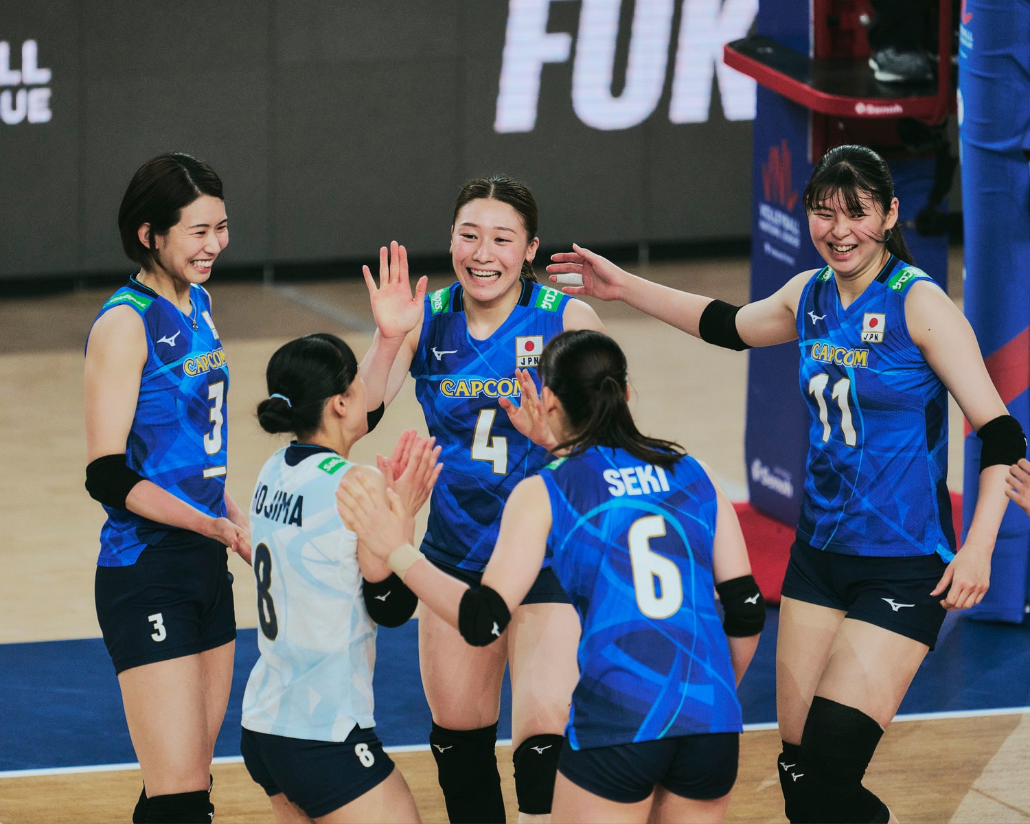 得点を決めて笑顔でチームメイトとハイタッチする石川真佑（中央4番）　©︎Yuki Suenaga