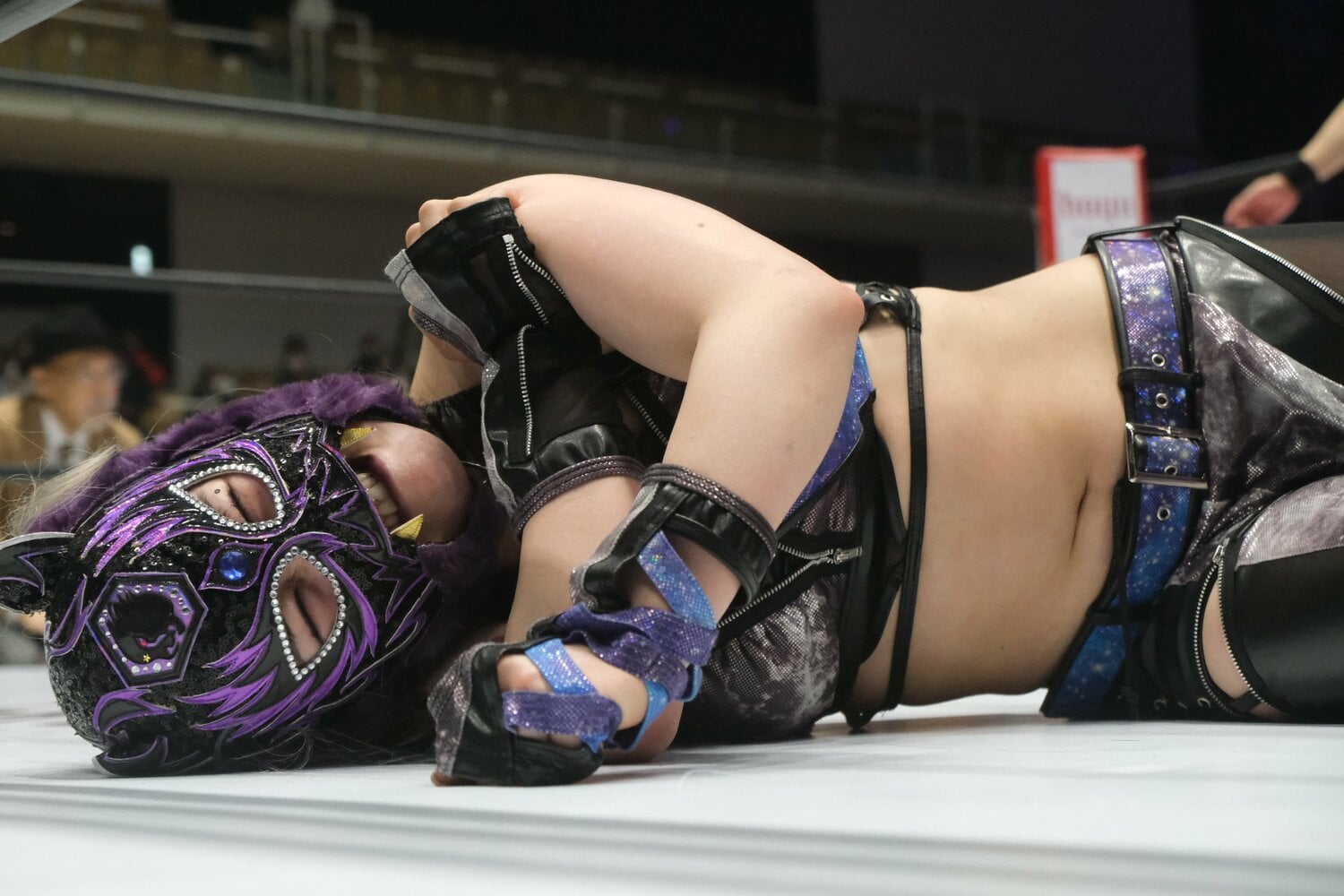 AZM得意の関節技を極められ、ギブアップ負けを喫したキッド