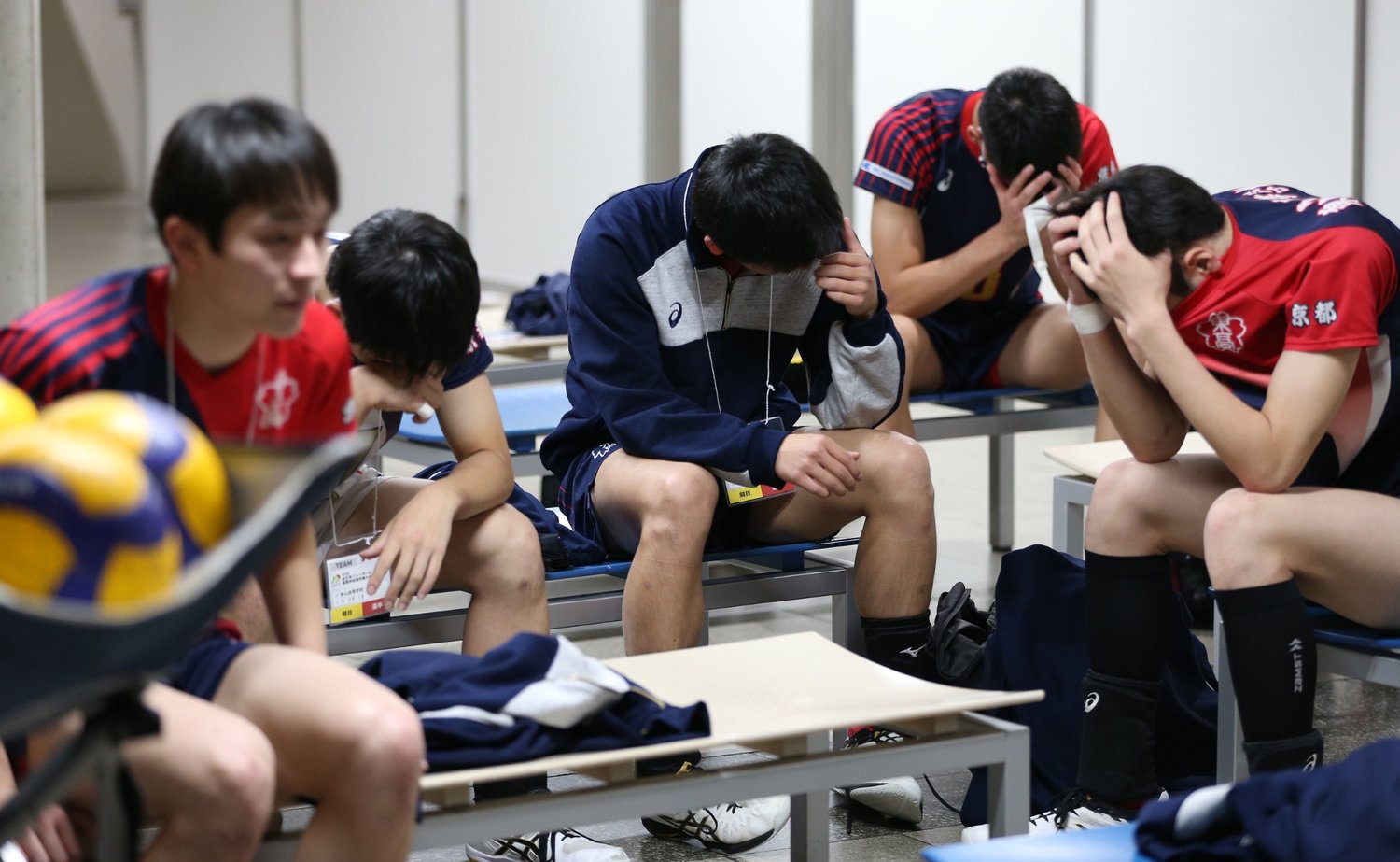 控室で落胆する東山高校の選手たち　ⒸSankei Shimbun