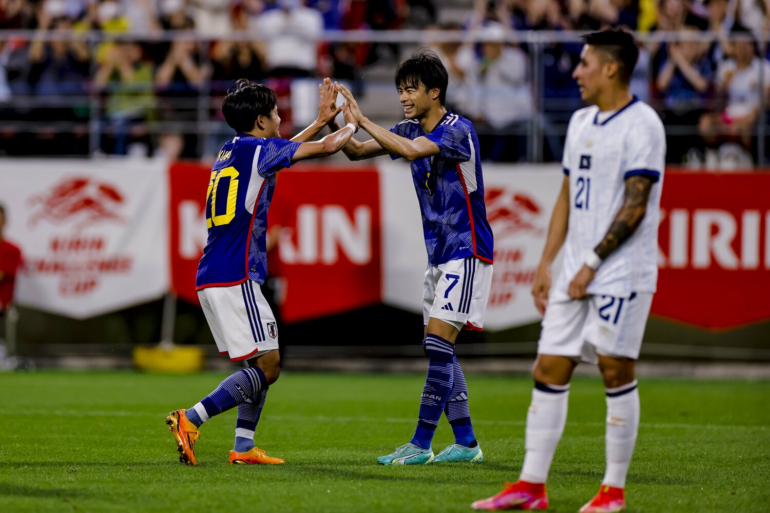 エルサルバドル戦、ゴールを決めた久保はアシストした三笘とハイタッチ　©Kiichi Matsumoto