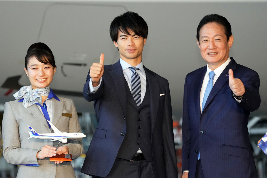 ANAとのスポンサー契約が決まった三笘は、発表会見でサムアップポーズ ©Getty Images