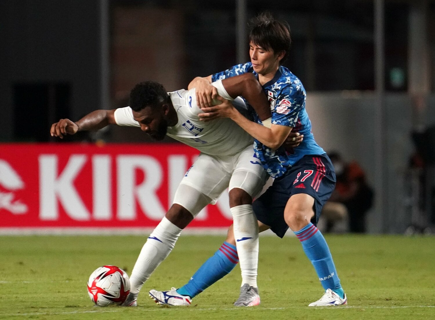 攻撃だけでなく守備でも積極的な動きを見せた田中碧 ©Getty Images