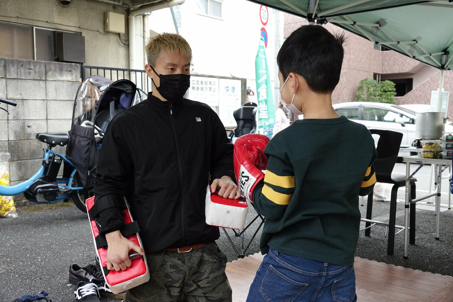 今年2月、『ピース食堂』に参加して子供たちに格闘技を教える風音　©Koji Fuse