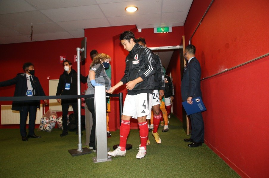 入場前、消毒液を使用する中山雄太©JFA/AFLO