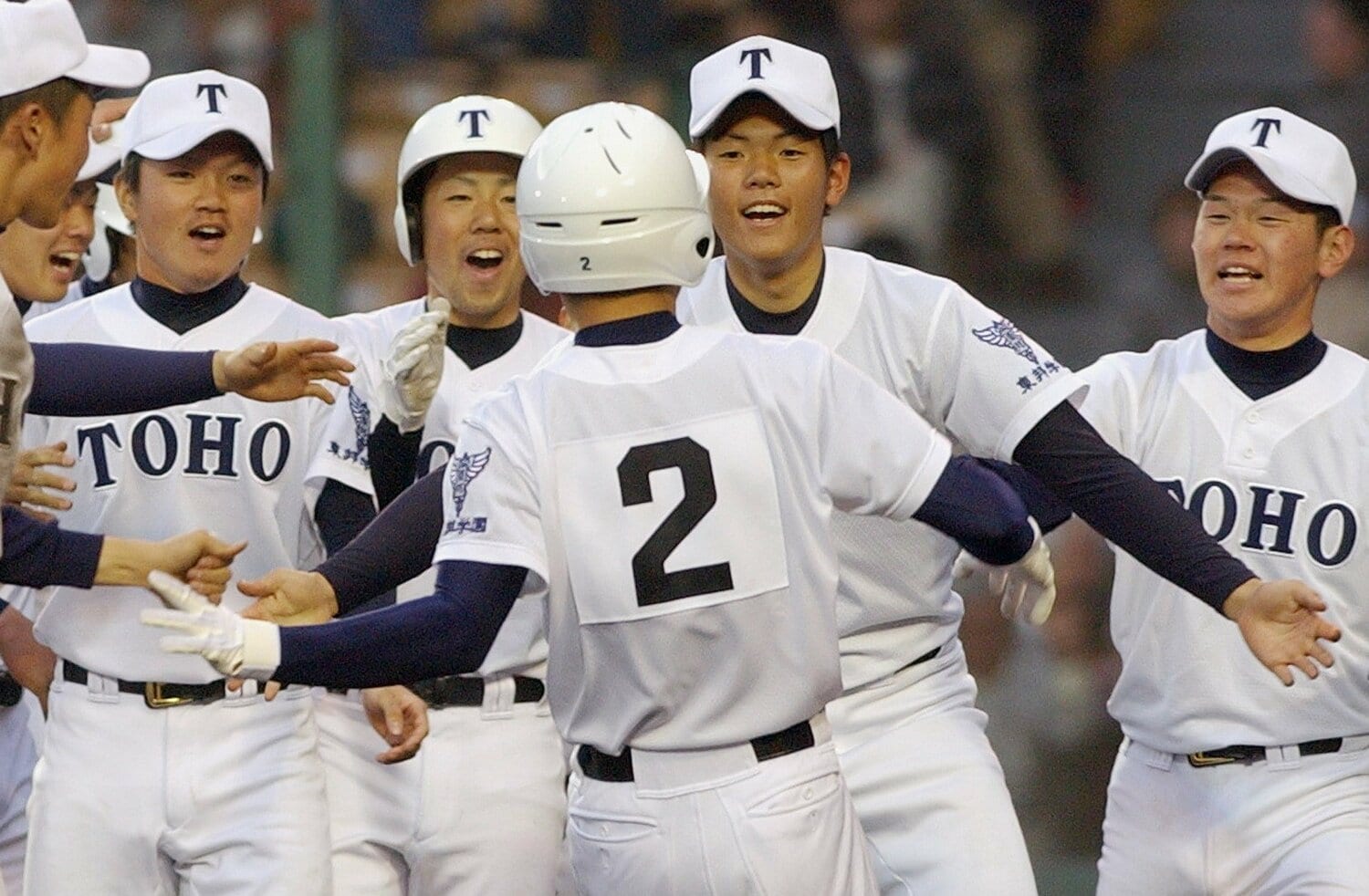 育英戦のサヨナラ勝利に大喜びする木下 ©JIJI PRESS