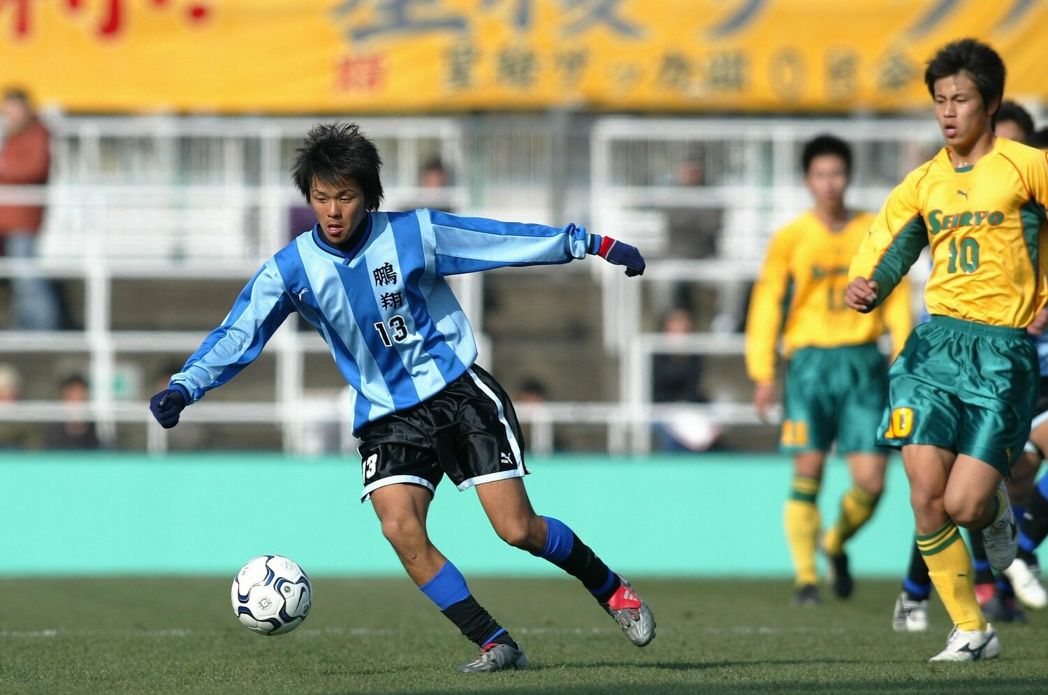 高校サッカー選手権で本田圭佑（右）を擁する星稜高校と対戦する鵬翔高校時代の興梠慎三　©︎YUTAKA/AFLO SPORT