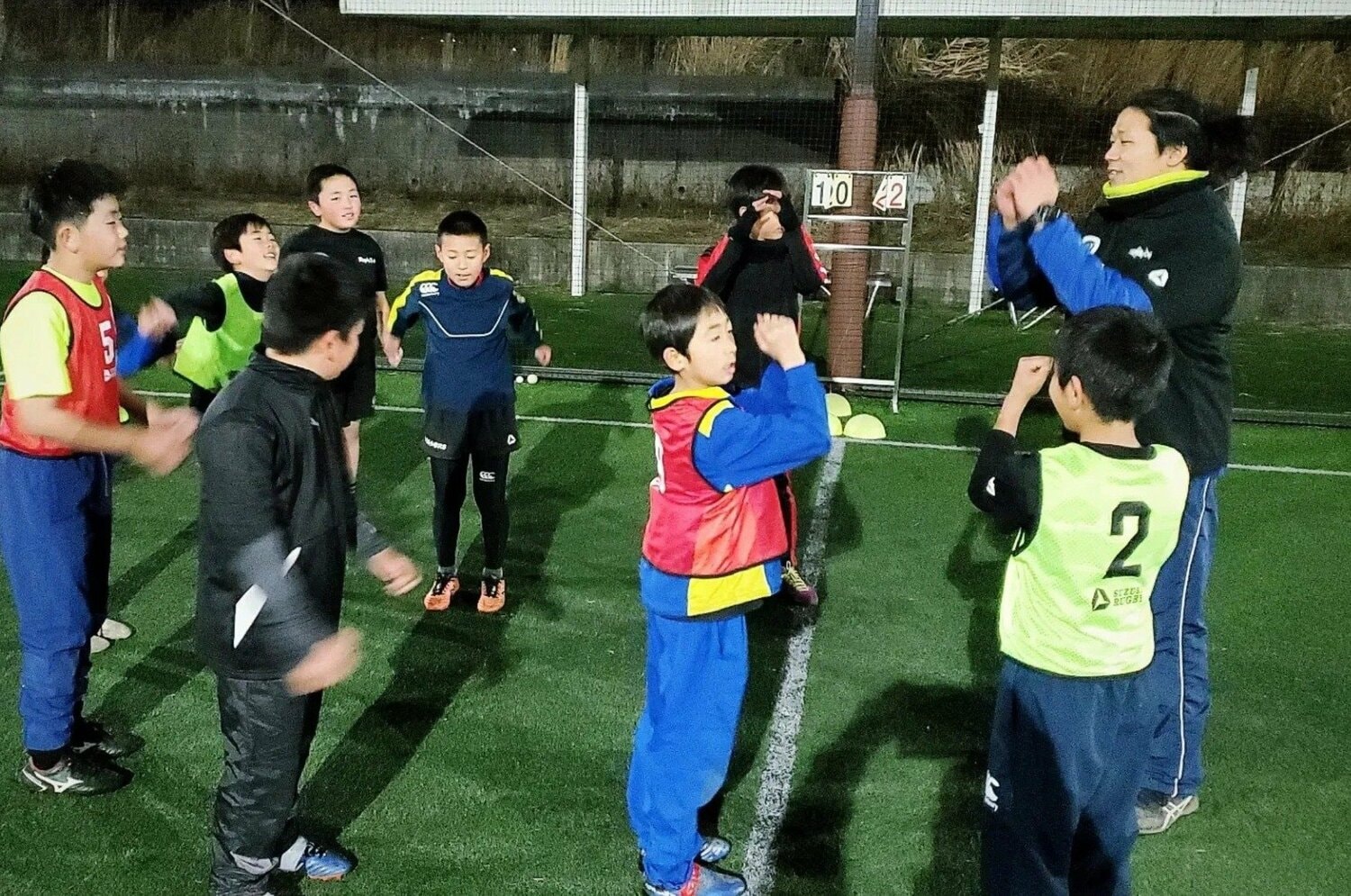 子どもたちにラグビーの楽しさを伝える竹中（写真／ラグビーフレンドシップアカデミー提供）