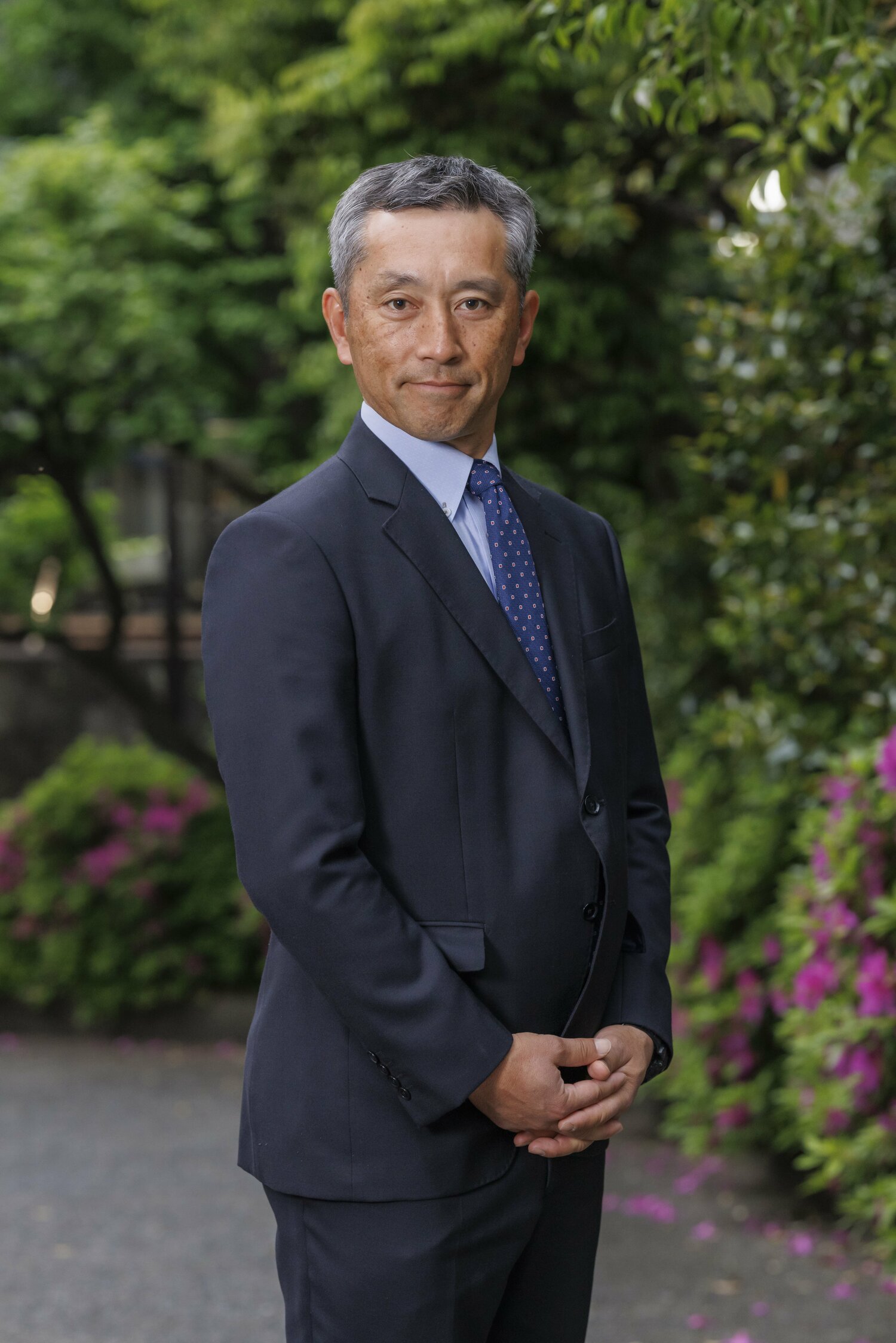 森林貴彦：1973年生まれ。慶應義塾高校時代は遊撃手として活躍。大学進学後は学生コーチとして慶應義塾高校で指導。大学卒業後は一般企業に就職するも高校野球の指導者を志し3年で退職。教員免許取得後、慶應義塾幼稚舎の教諭に。2012年に慶應義塾高校野球部助監督、2015年8月から監督に就任