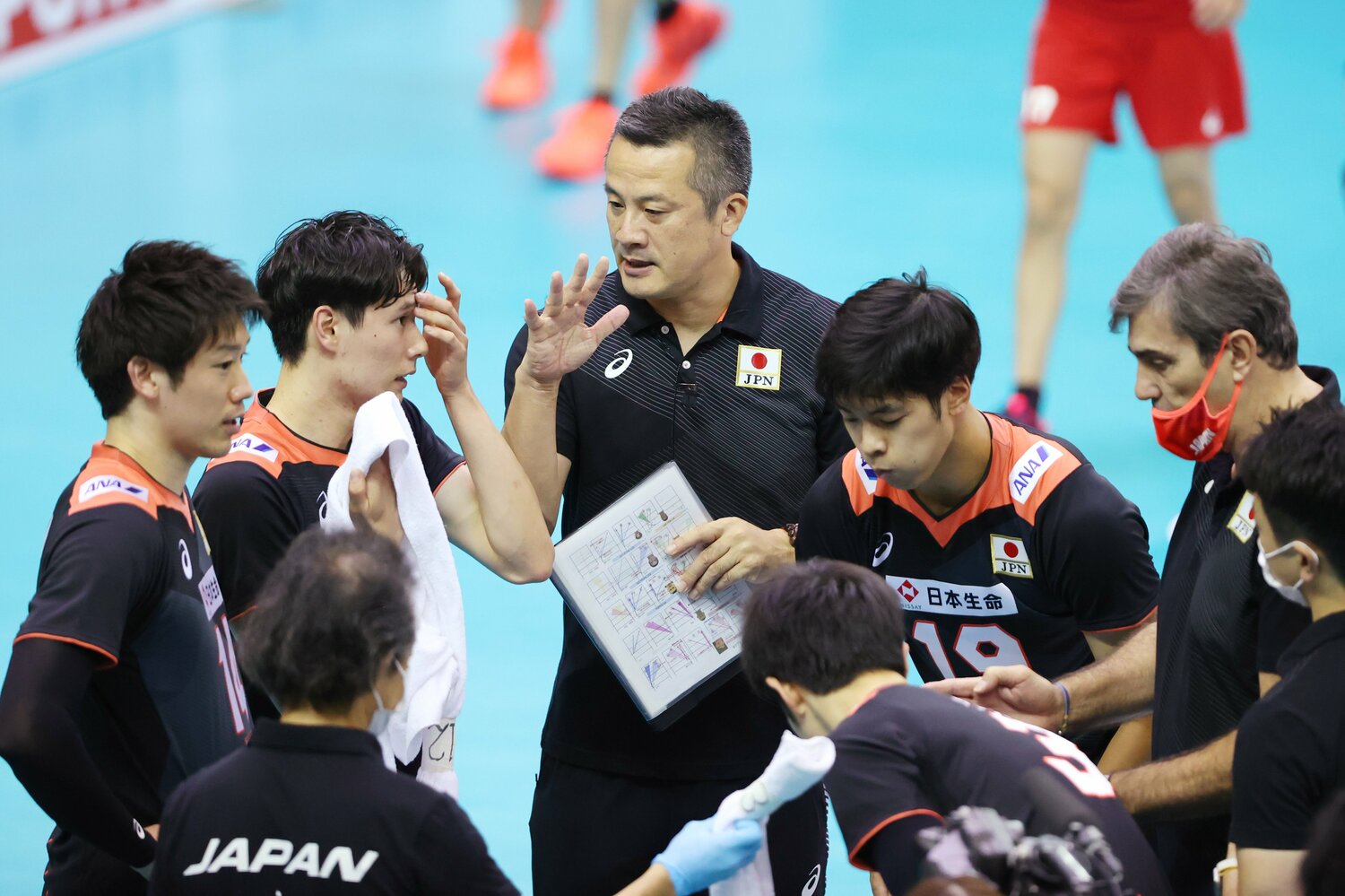 高橋を日本代表に抜擢した中垣内監督（中央）ら首脳陣も、その成長に期待を寄せている　©︎YUTAKA/AFLO SPORT