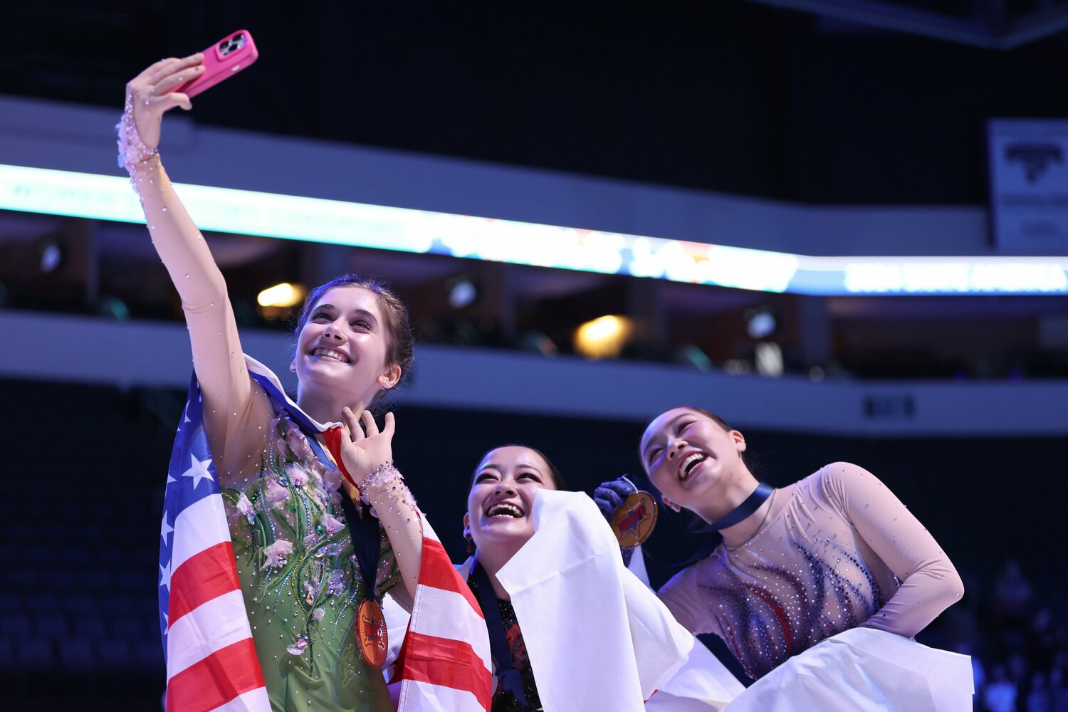 表彰式では笑顔でセルフィーも ©Getty Images