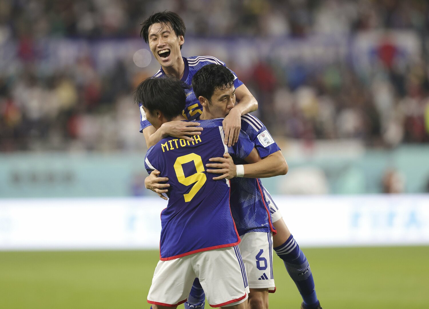 カタールW杯、ドイツ戦後の三笘薫、鎌田大地、遠藤航　©DFP/JIJI PRESS
