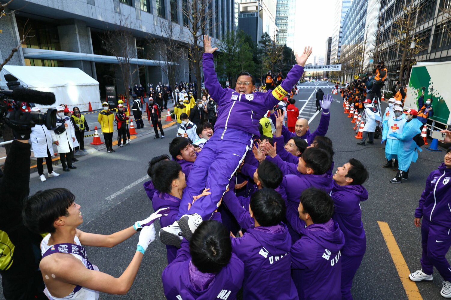 今年の箱根駅伝。8度目の総合優勝を果たし、胴上げされる駒大の大八木弘明監督。この後の優勝会見で退任を表明した　©JIJI PRESS
