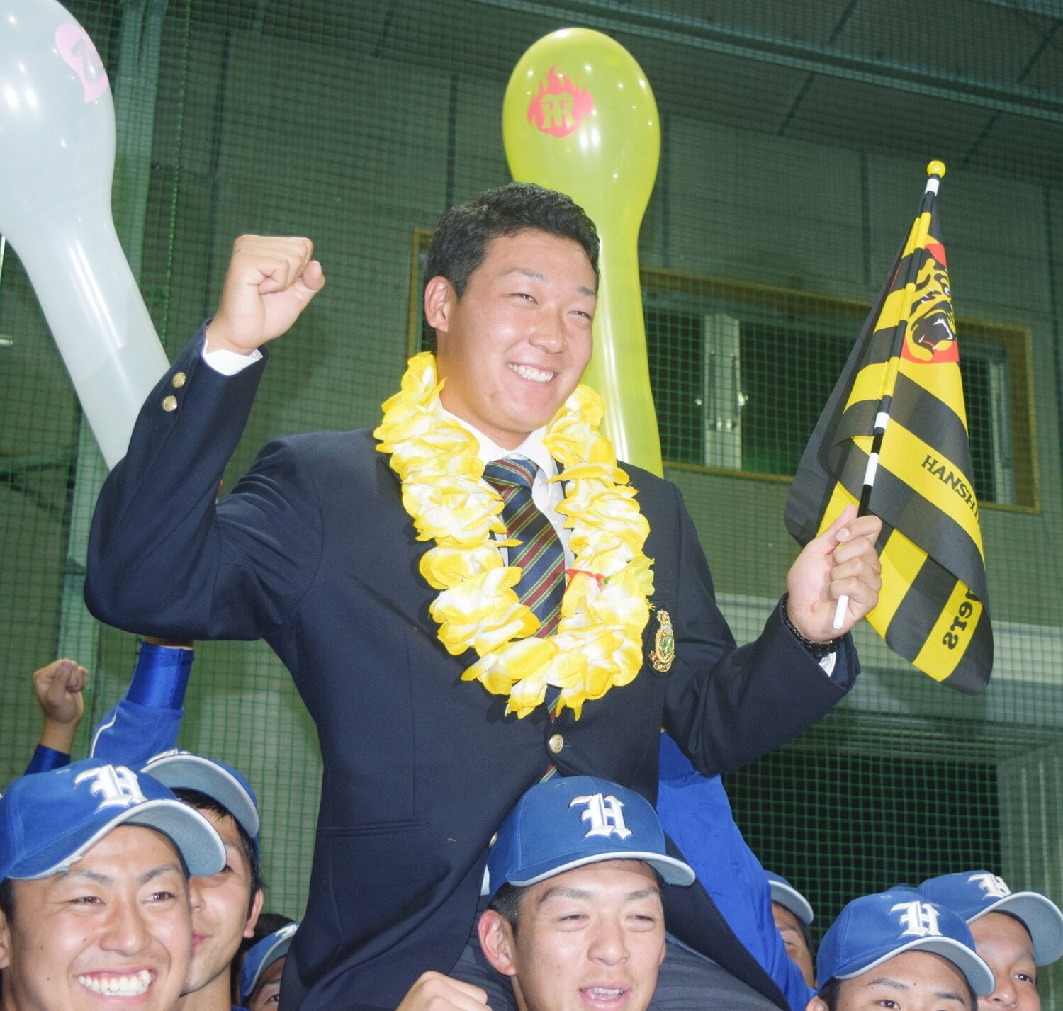 阪神から1位指名を受けて、はにかみ笑顔を見せる白鴎大・大山悠輔（2016年）　©JIJI PRESS