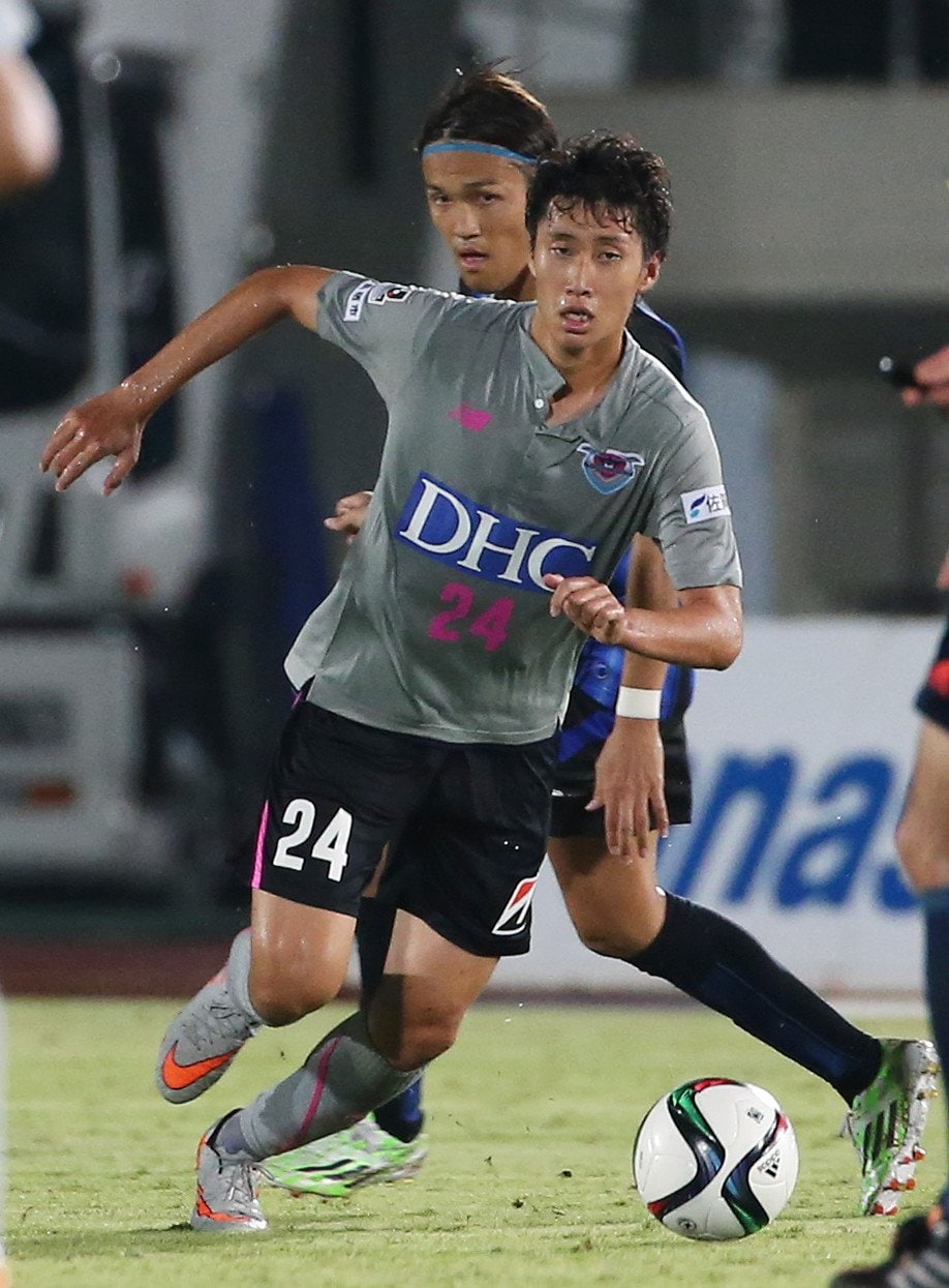 2015年7月のガンバ大阪戦。鎌田大地は高卒1年目からサガン鳥栖で多くの出場機会を得た　©JIJI PRESS