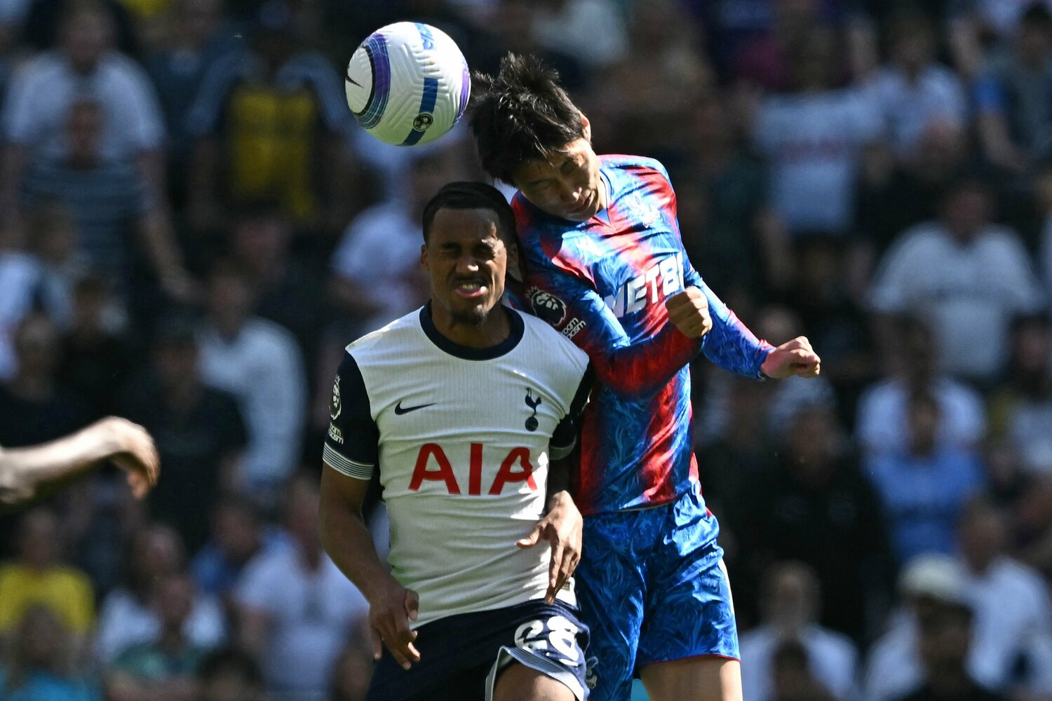 5月11日のトッテナム戦。競り合う鎌田大地（28歳）　©Getty Images