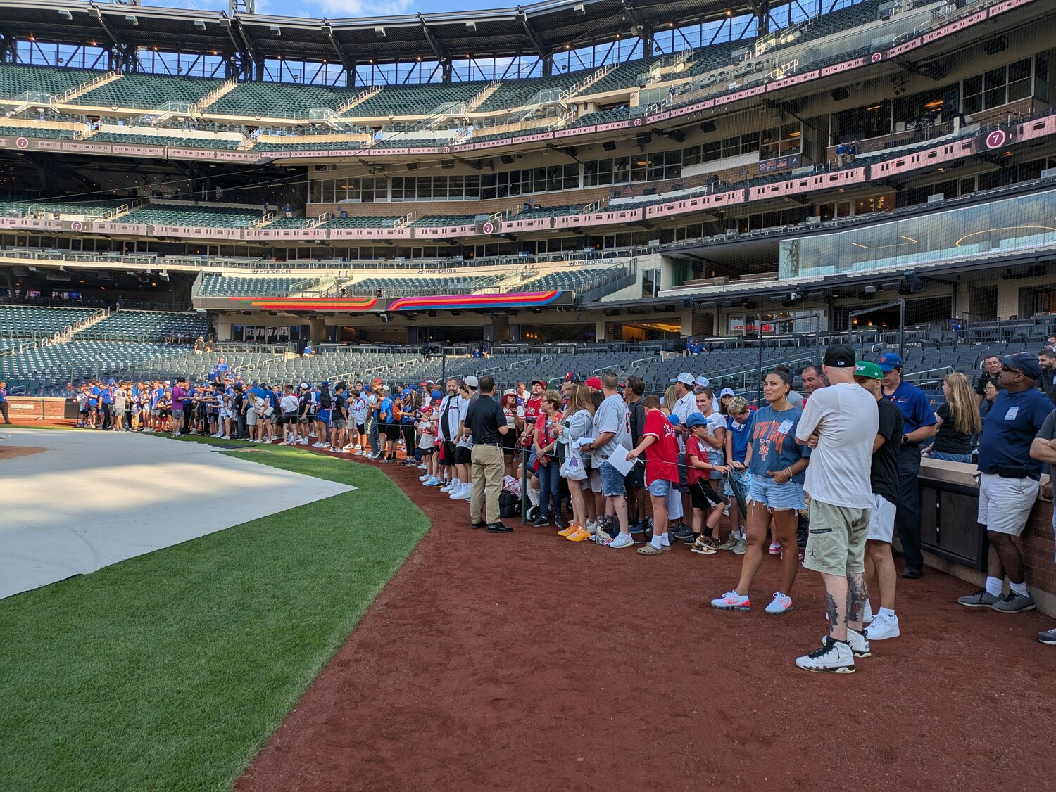 メッツの本拠地シティフィールド。練習を見学するファン ©Shoko Mizutsugi