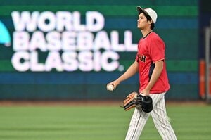 【人気】「大谷翔平のこんな姿、珍しいな」番記者がWBCで感じた“エンゼルスの大谷”との違いとは？「ベンチの最前列で高校球児のように…」