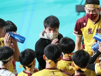 “高校6冠”経験者・中根聡太監督（25歳）が挑む2度目の春高「指導者って難しいけど、面白いし、幸せですよ」＜Number Web＞ photograph by Sankei Shimbun