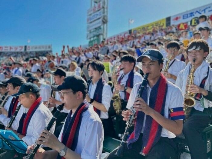 慶応の応援“まとめる重要人物”に直撃「なぜあんなに声揃う？」…あの音圧を生む応援団「決められたルールない」「吹奏楽部OBもすべて男性」＜Number Web＞ photograph by Yukiko Umetsu