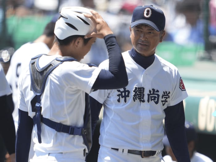 「野球だけじゃダメなんです」沖縄尚学・比嘉公也が球児と“交換ノート”を続けた理由…センバツ最年少優勝から17年、悲願の夏の甲子園初制覇へ＜Number Web＞ photograph by Sankei Shimbun