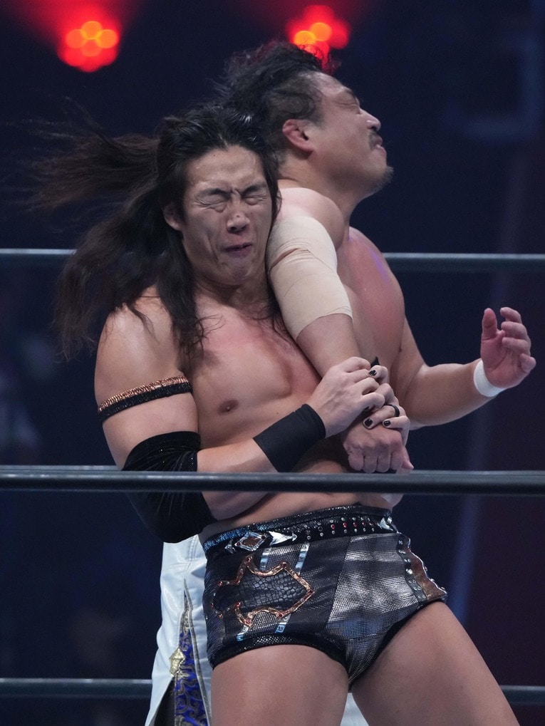 容赦ない腕折りを見せる竹下幸之助　©Essei Hara