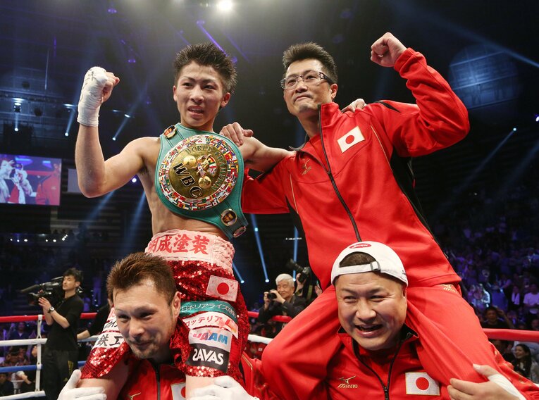 井上尚弥と父の真吾トレーナー（2014年）©JIJI PRESS