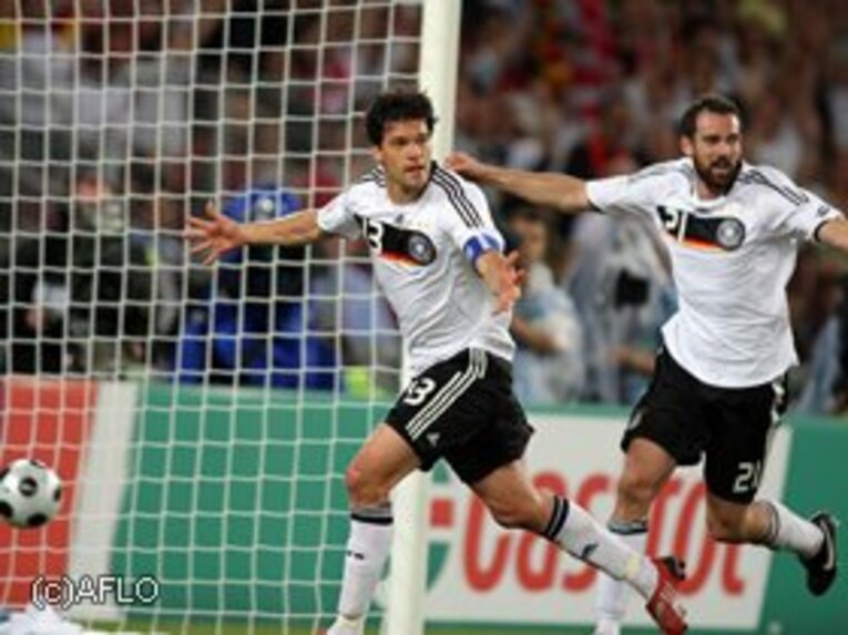 優勝候補同士の注目カード。個人技中心のポルトガルの攻撃を組織ディフェンスで封じたドイツが、主将・バラックの得点など3－2で勝利。ドイツは決勝戦まで進出した。 