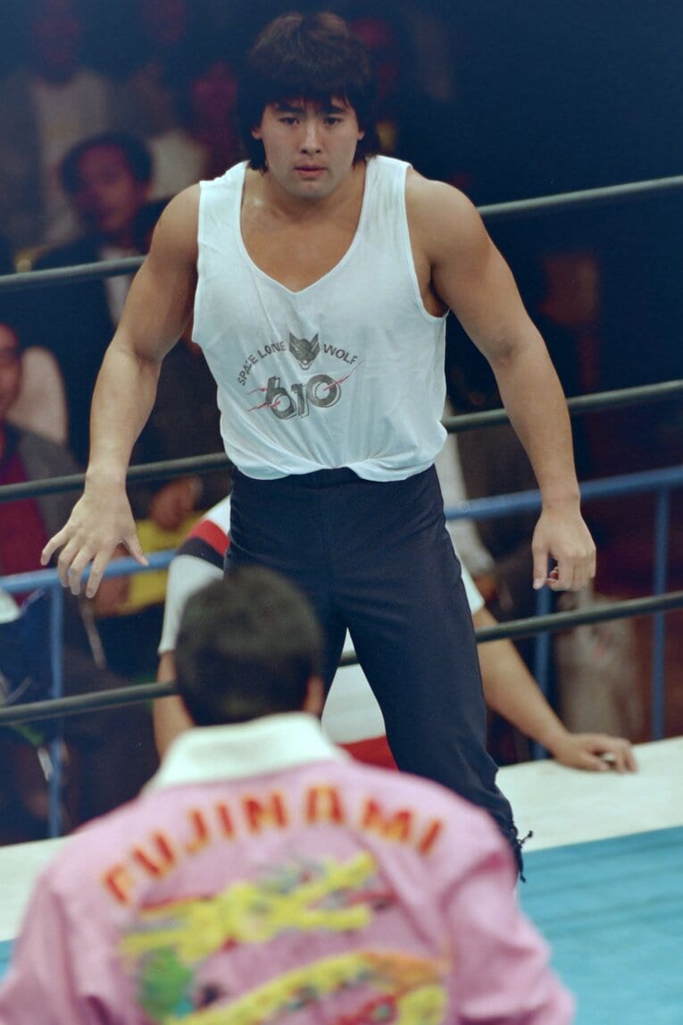 アメリカから戻って帰国第1戦で藤波辰爾とシングルマッチ。シャツに「SPACE LONE WOLF 610」の文字が見える。1986年10月13日、後楽園ホール