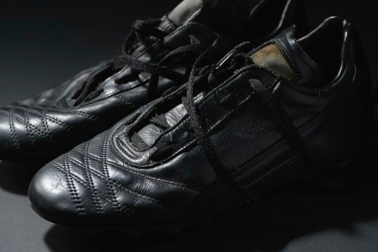 アディダスのスパイク…なのだが三本線がない