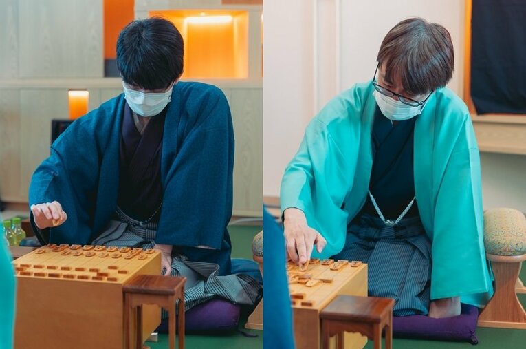 王将戦第4局、対局開始時の藤井聡太王将と羽生善治九段 ／ photograph by 日本将棋連盟