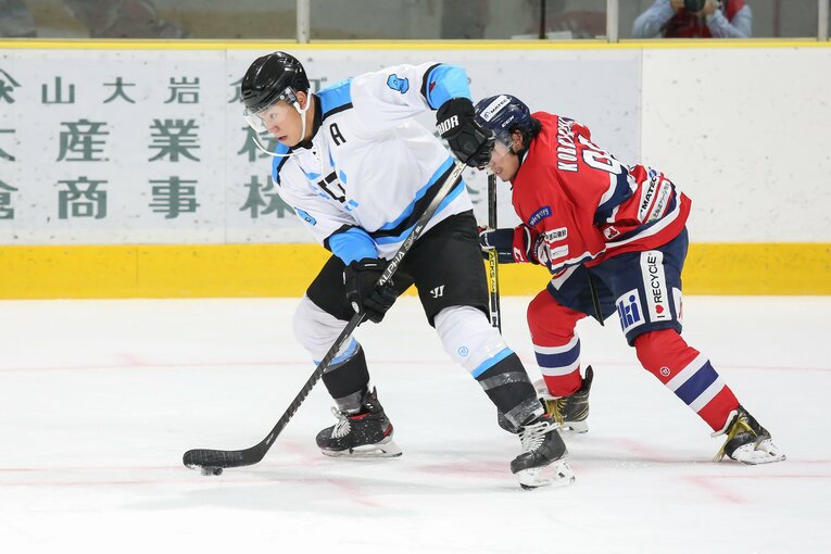 短期間契約ながら、スクールに参加するなどアイスホッケー普及に積極的な姿勢を見せる平野