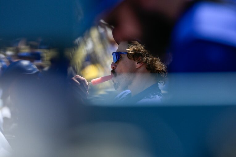 【常勝ドジャースと大谷らの”ステキな日常”／全100枚超】キケ、ベンチでアイス食べてる…それも2本も…（全3枚の1枚目。写真はまだまだ続きます）　©Nanae Suzuki