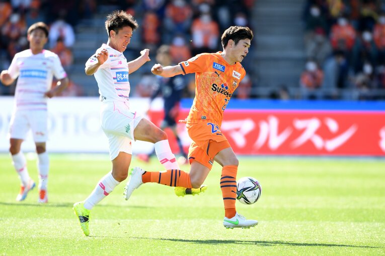 鳥栖時代の松岡と競り合う鈴木