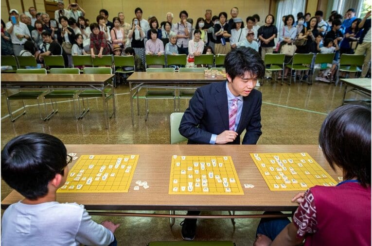 地元・瀬戸市の将棋まつりで子どもたちに指導をする藤井三冠（2019年撮影）　©BUNGEISHUNJU