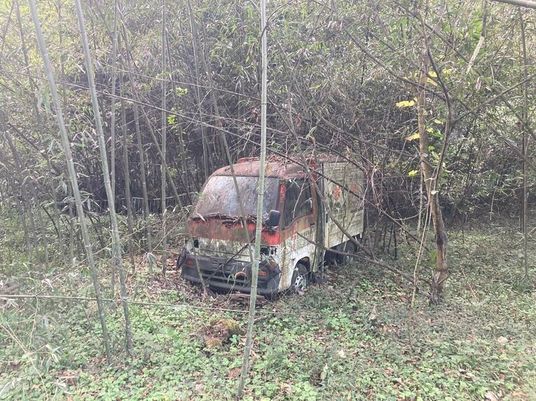 道中のけもの道には打ち捨てられたバンの姿も　©Hiroki Kakehata