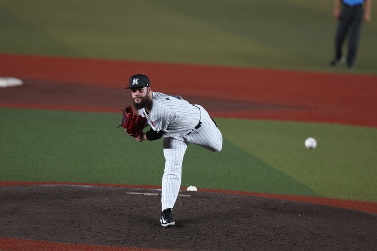 力強い投球を見せるカイケル　©︎Chiba Lotte Marines